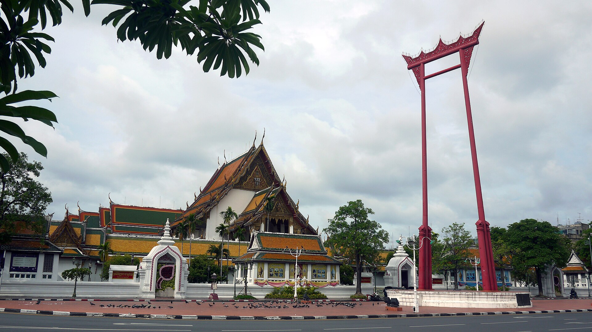 Bamrung Mueang–Giant Swing rows