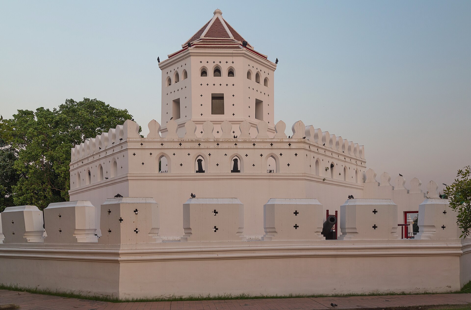 Bowonniwet Temple rows